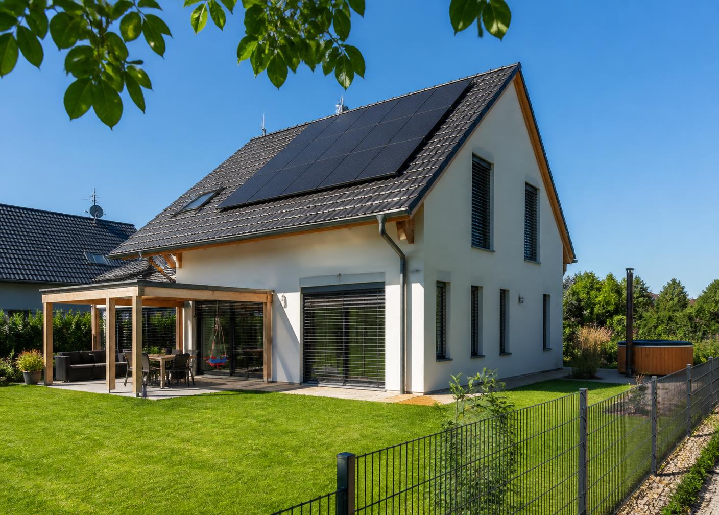 Rodinný dům s fotovoltaickými panely na střeše